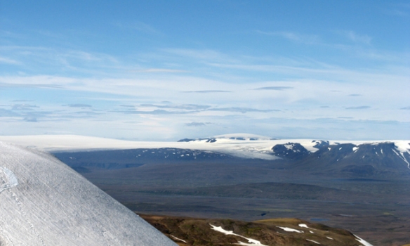 Hérna sést Eiríksjökull(1675m) gægjast uppúr Langjökli. Geitlandsjökull til vinstri.