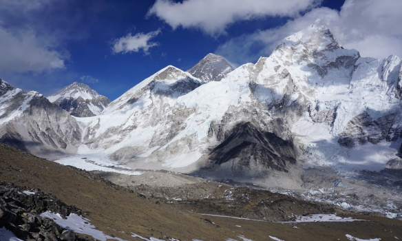 Everest, base camp er við jökulinn vinstra megin