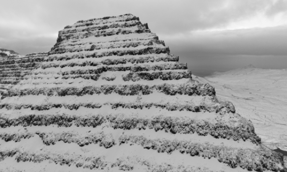 Hér var dróninn kominn neðar að færa sig í skjólið