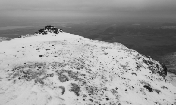 Toppurinn bara með smá snjóföl
