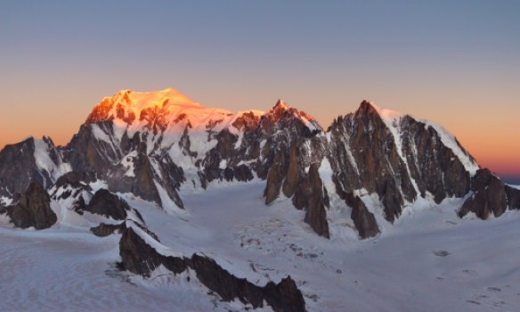 Fyrstu sólargeislar dagsins snerta top Mont Blanc