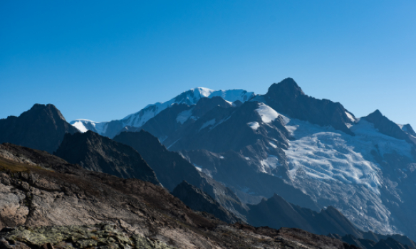 Hvíti tindurinn þarna er Mt. Blanc. Hvíti kollurinn vinstra megin er Dome du Gouter.