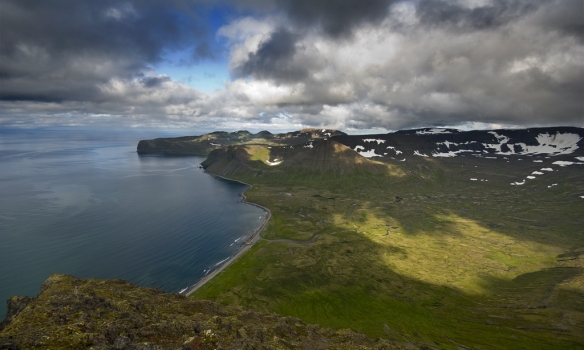 Horft yfir Hlöðuvík frá Álfsfelli.