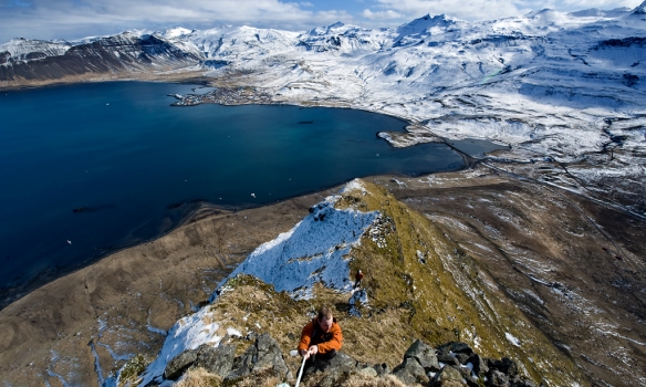 Addi klárar upp á topp, Óðinn á eftir og Grundarfjörður í baksýn.